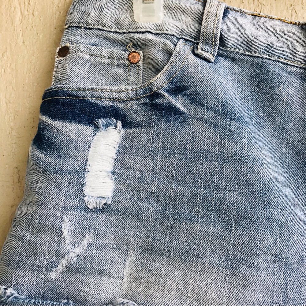 Forever 21 Women's Distressed Light Stain Jean Shorts Size 29 - Picture 8 of 8